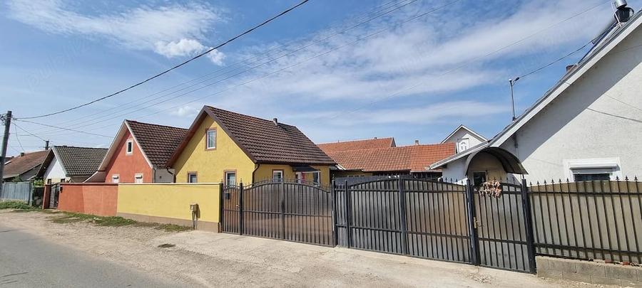 Casă cu Teren 2500 Mp în Central
