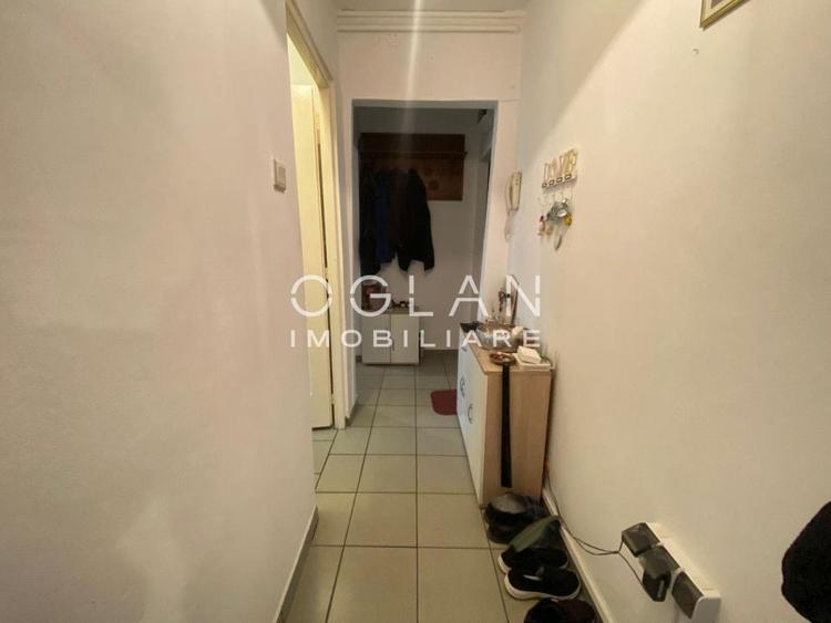 Apartament cu 3 camere semidecomandat, mobilat în Vasile Aaron