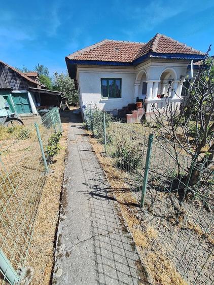 Casă cu Teren 1000 Mp în Arginești