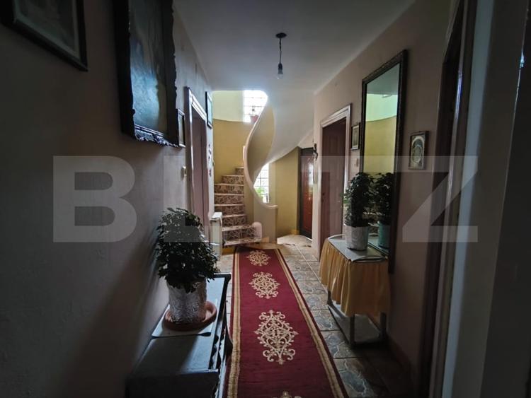 Casă individuală cu 9 camere cu Canalizare în Central