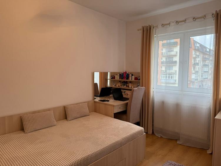 Apartament cu 3 camere semidecomandat, mobilat în Hipodrom 3