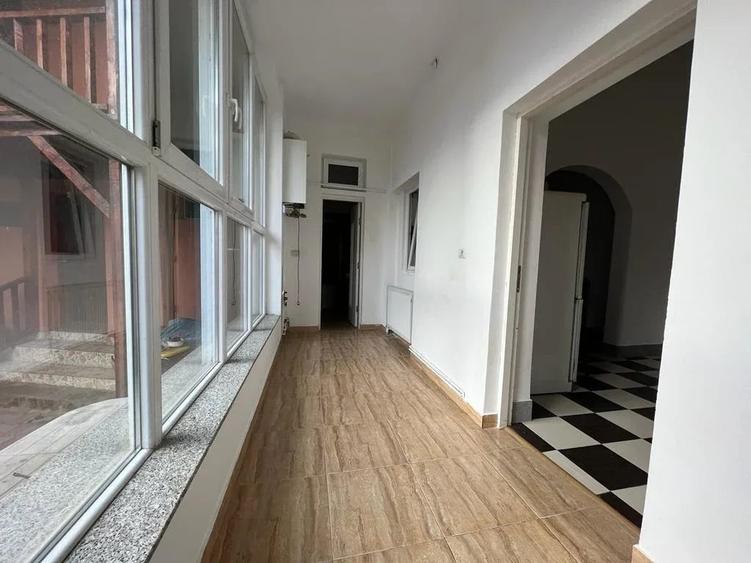 Casă cu 8 camere cu Garaj în Central