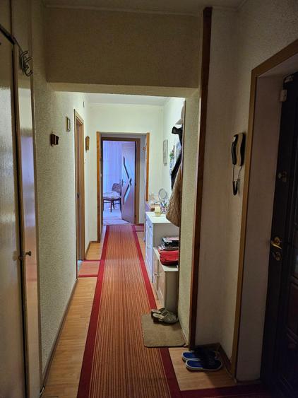 Apartament cu 4 camere decomandat în Tei