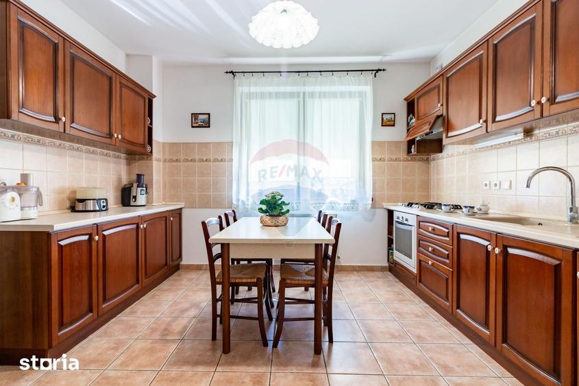 Casă cu 5 camere cu Teren 801 Mp în Tamași