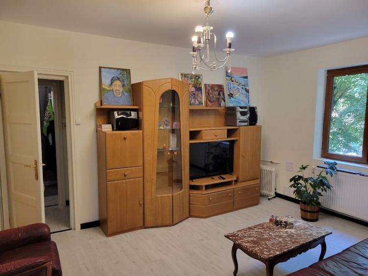 Apartament cu 3 camere semidecomandat, mobilat în P-ța Romană