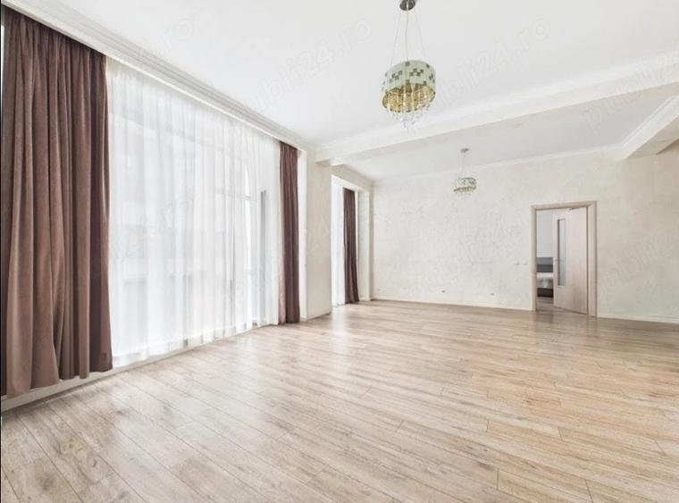 Apartament cu 3 camere semidecomandat în Dămăroaia