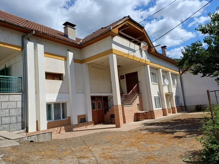 Casă individuală cu 9 camere cu Canalizare în Central