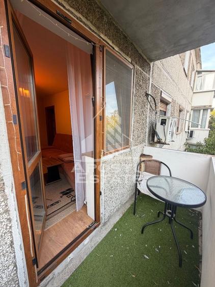 Apartament cu 3 camere semidecomandat, mobilat în Dacia
