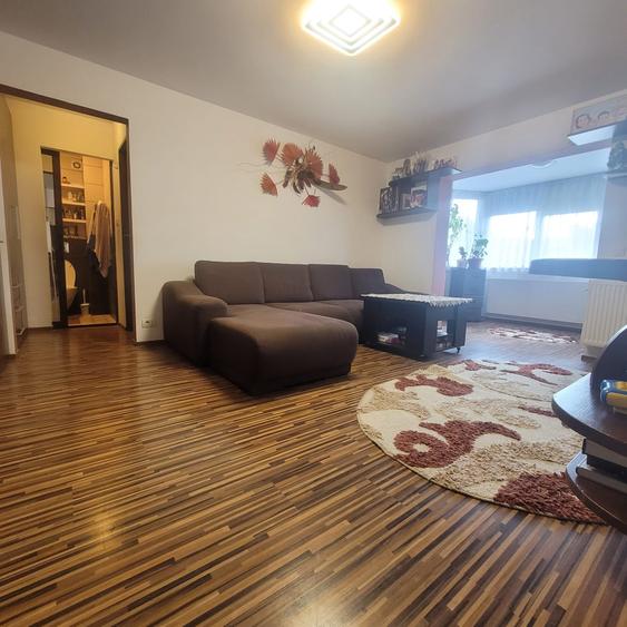 Apartament cu 4 camere semidecomandat în Griviței