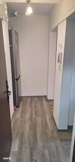 Apartament cu 4 camere semidecomandat în Pantelimon