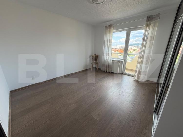Apartament cu 4 camere semidecomandat în Florești