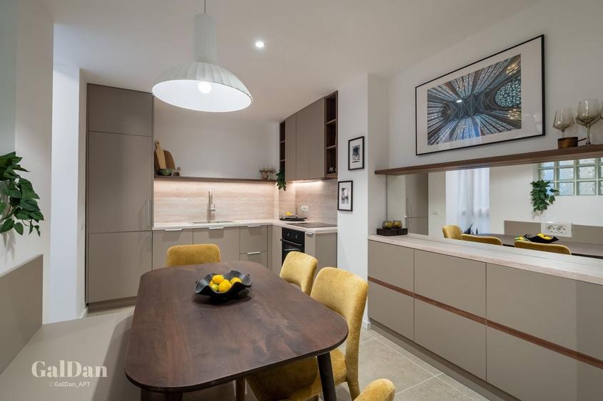 Apartament cu 4 camere semidecomandat, mobilat în P-ța Universității