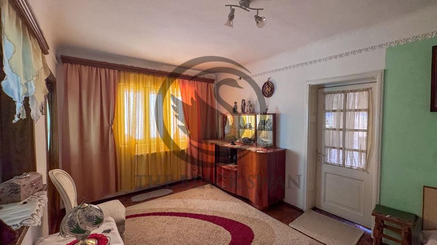 Casă individuală cu 5 camere cu Teren 1340 Mp în Est
