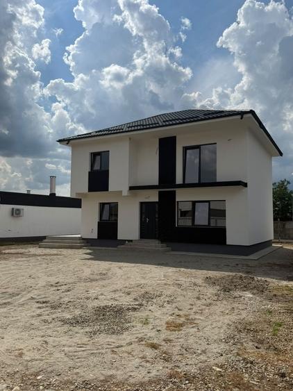 Casă cu 4 camere în Bradu