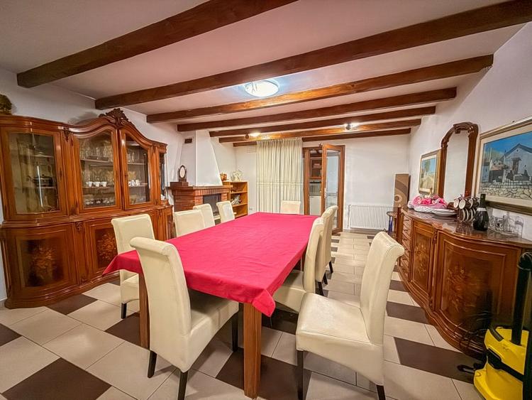 Casă individuală cu 8 camere cu Teren 1318 Mp în Central