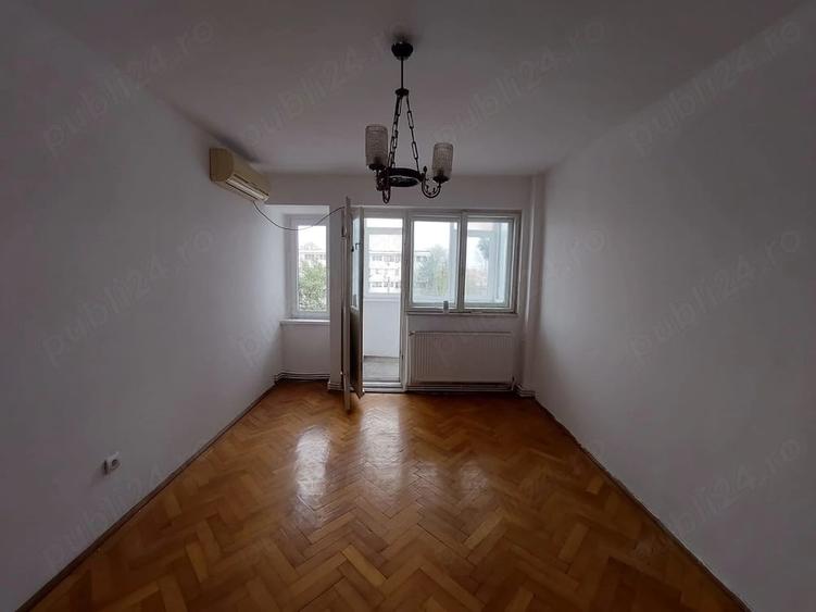 Apartament cu 3 camere semidecomandat în Independenței