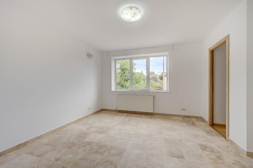 Apartament cu 3 camere decomandat în Drumul Sării