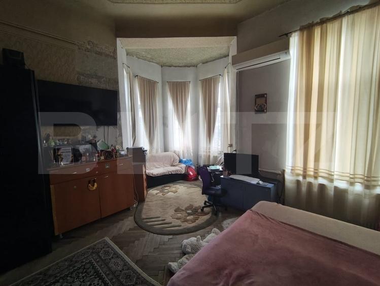 Apartament cu 5 camere decomandat, mobilat în Central