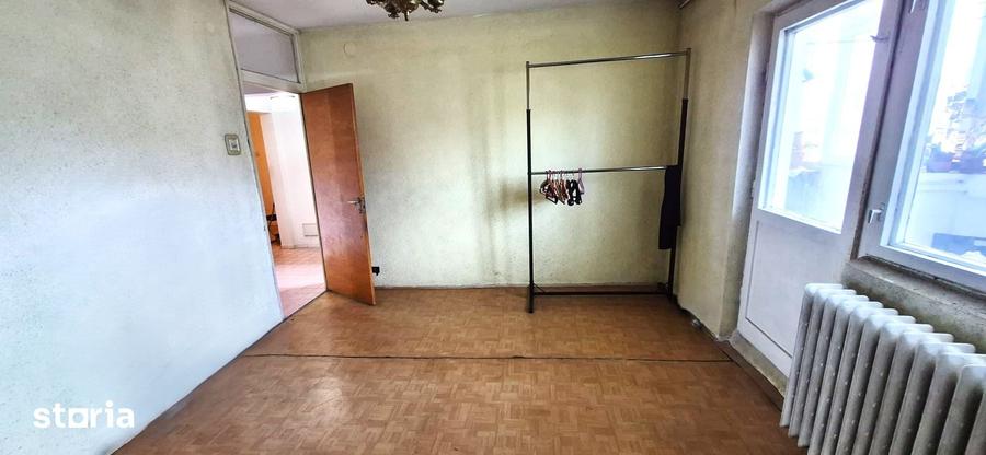 Apartament cu 3 camere decomandat în Tei