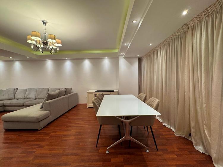 Apartament cu 3 camere semidecomandat în Aviatorilor