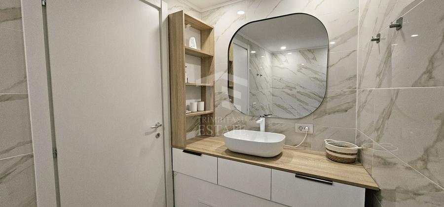 Apartament cu 3 camere semidecomandat, mobilat în Central