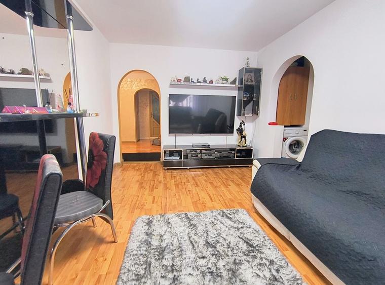 Apartament cu 4 camere semidecomandat, mobilat în Fizicienilor