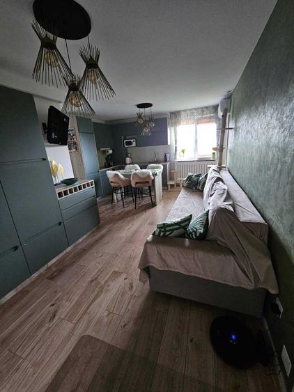 Apartament cu 3 camere decomandat în Florești