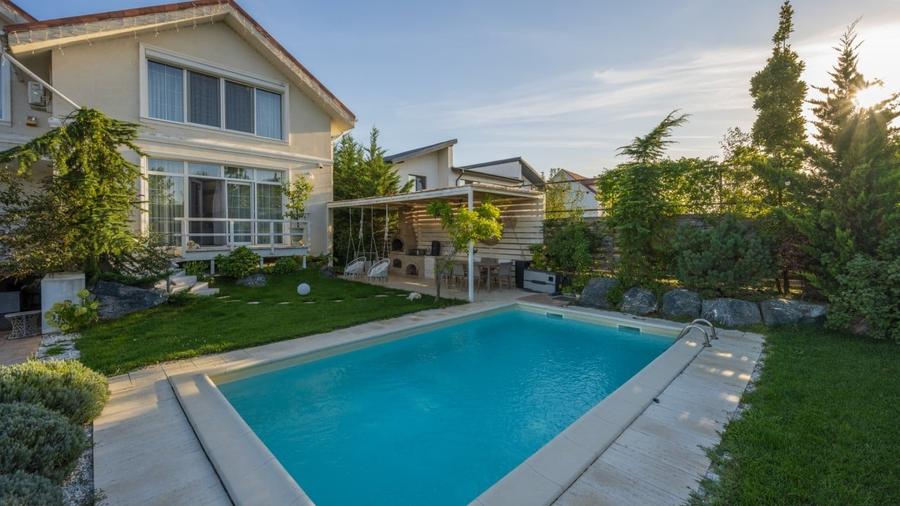Casă individuală cu 7 camere cu Piscina în Central
