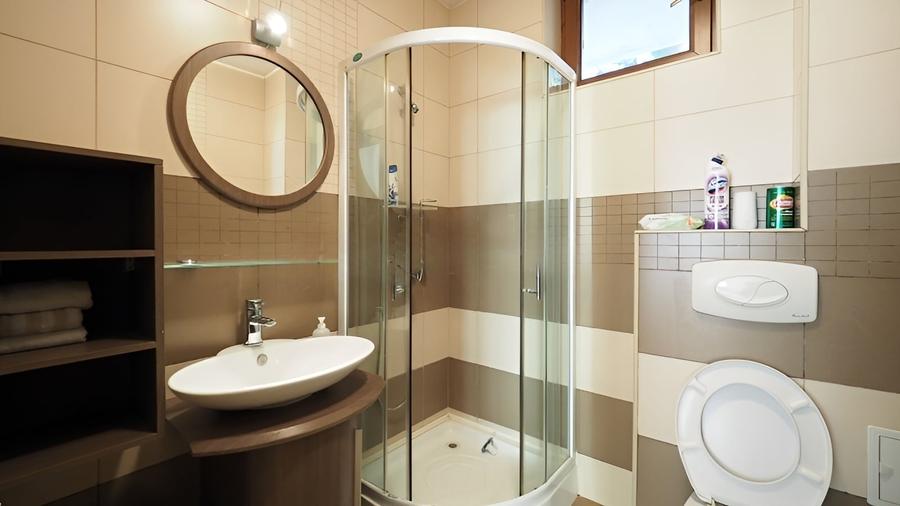 Casă individuală cu 7 camere cu Canalizare în Central