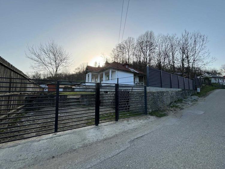 Casă cu 2 camere în Aluniș