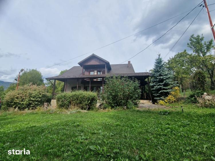 Casă cu 5 camere cu Teren 2000 Mp în Comarnic