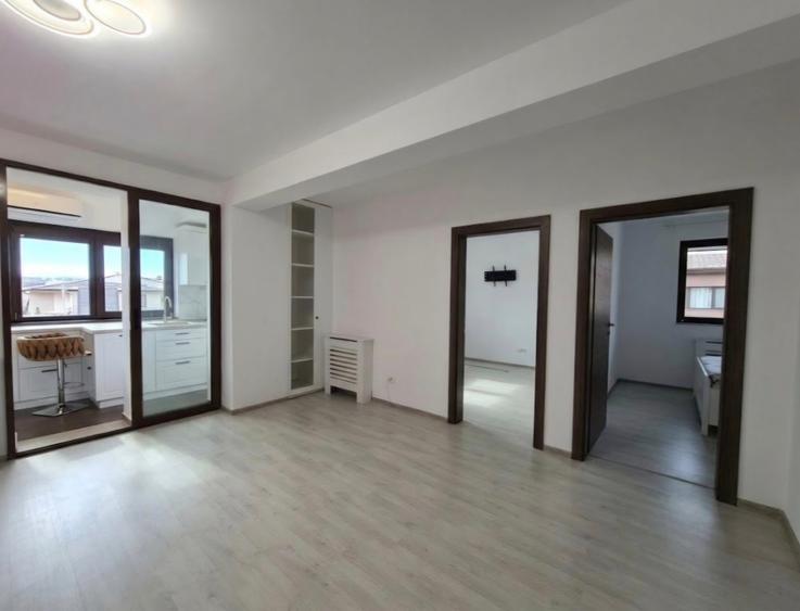 Apartament cu 3 camere semidecomandat în Alexandriei