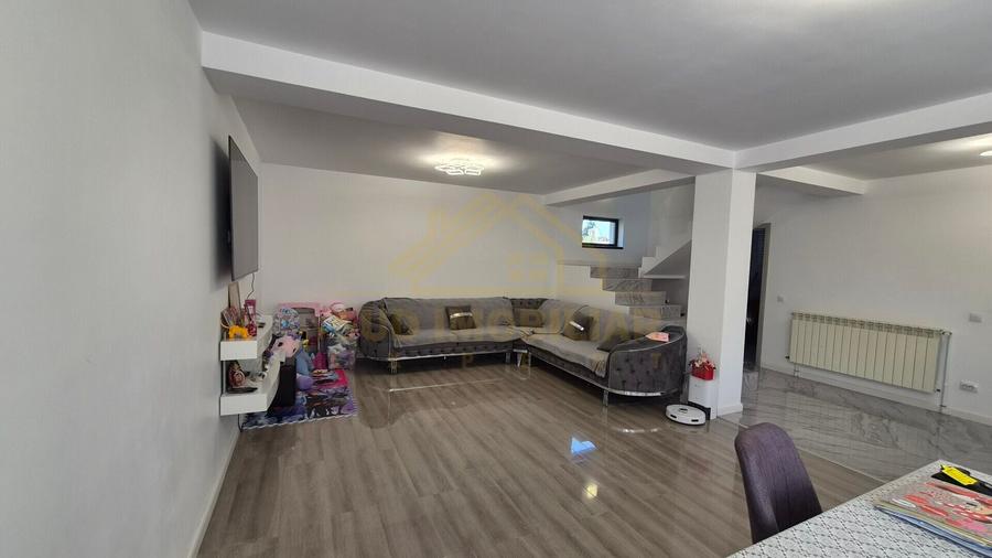 Casă individuală cu 6 camere cu Canalizare în Central
