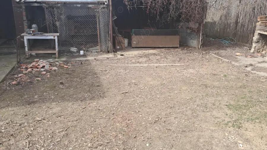 Casă cu 5 camere cu Teren 2636 Mp în Gherghița