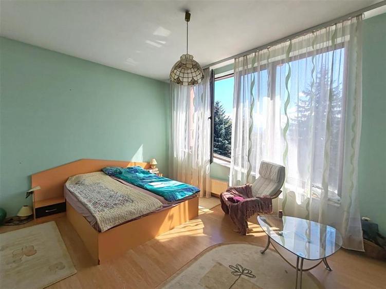 Casă individuală cu 9 camere cu Teren 800 Mp în Hărman