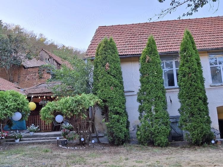 Casă cu 4 camere cu Teren 2360 Mp în Central