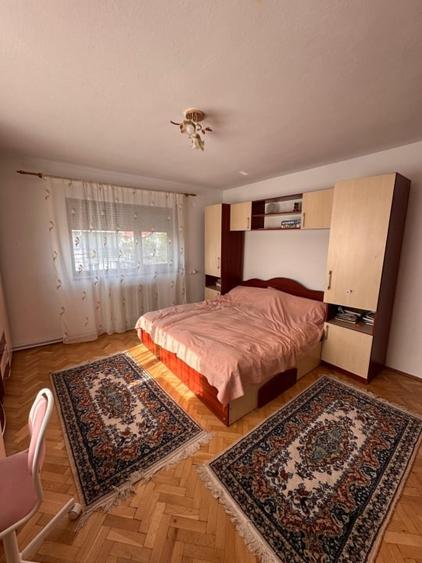 Casă individuală cu 5 camere cu Canalizare în Central