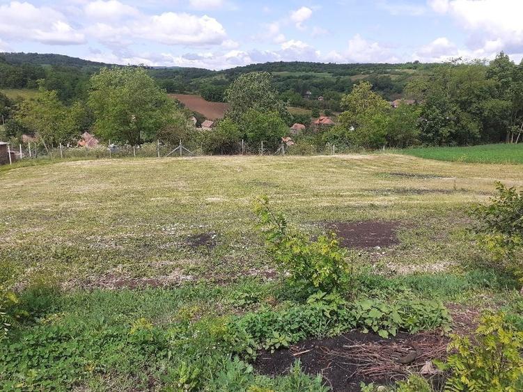 Teren de 1800 mp, în Bădeni