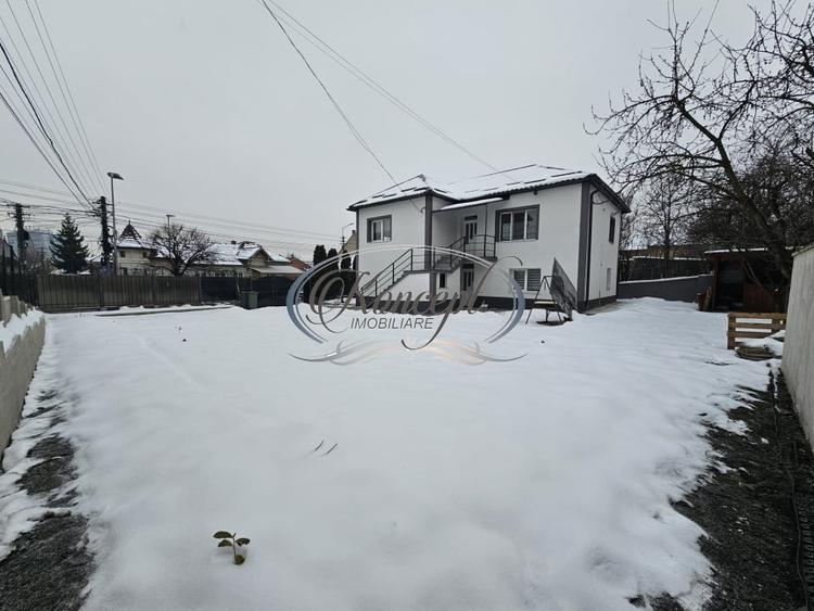 Casă individuală cu 6 camere cu Canalizare în Iris
