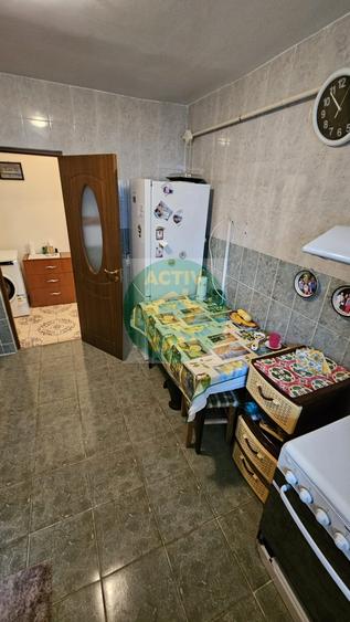 Apartament cu 3 camere decomandat în Est