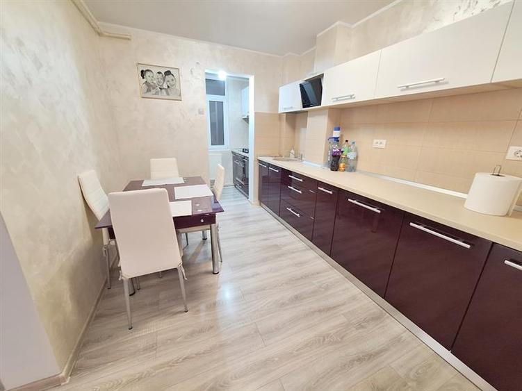 Apartament cu 3 camere decomandat în Milcov