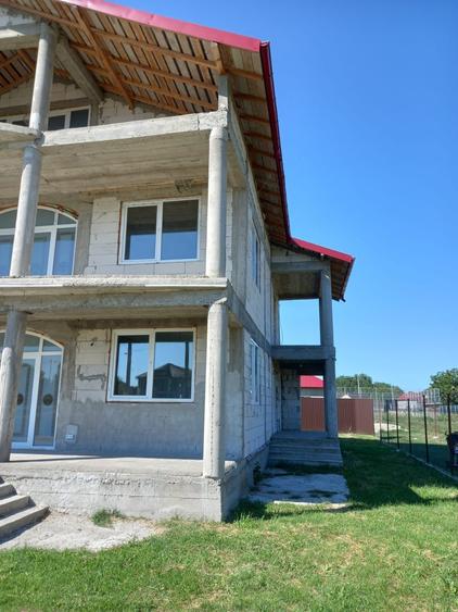 Casă cu 4 camere în Corbii Mari