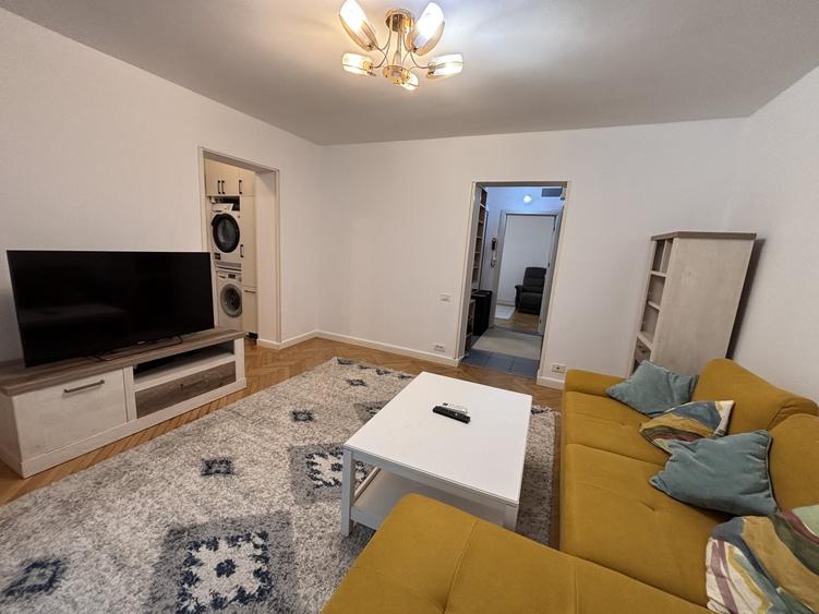 Apartament cu 3 camere semidecomandat în P-ța Muncii