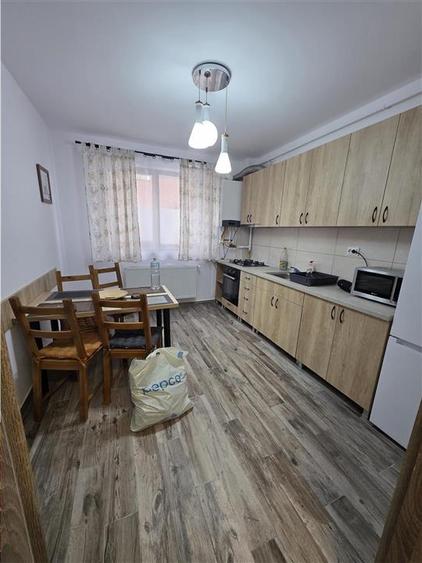 Apartament cu 2 camere decomandat, mobilat în Tractorul