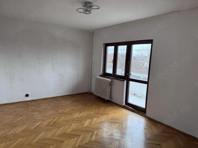 Apartament cu 3 camere decomandat în Seleuș