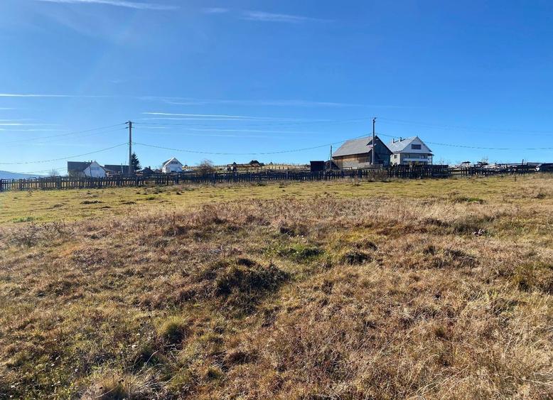 Teren Construcții intravilan de 1800 mp, în Mărișel
