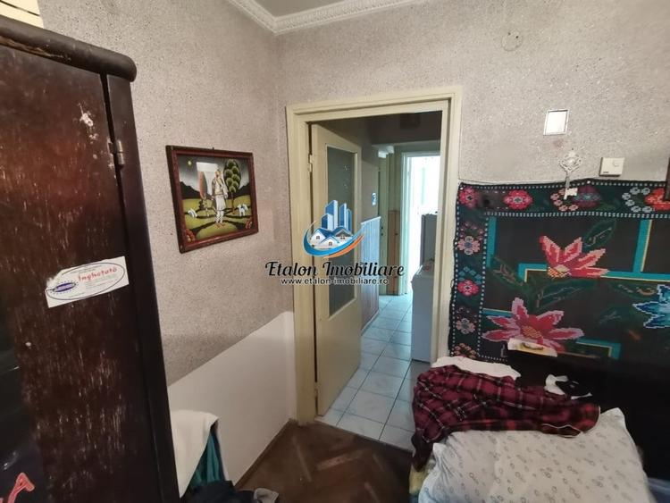 Apartament cu 4 camere semidecomandat în Periferie