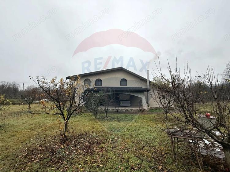 Casă cu 5 camere cu Teren 6117 Mp în Voislova