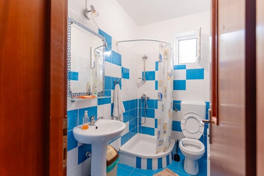 Casă individuală cu 5 camere cu Canalizare în Central
