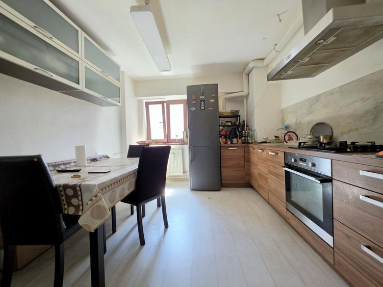 Apartament cu 4 camere decomandat în Vitan Mall